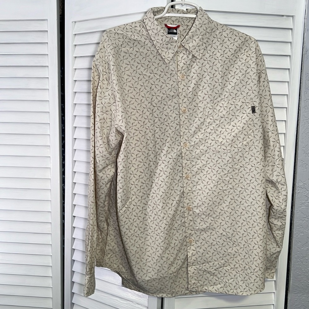 The‎ North Face Men’s long sleeve button up shirt. Size L. Excellent condition.